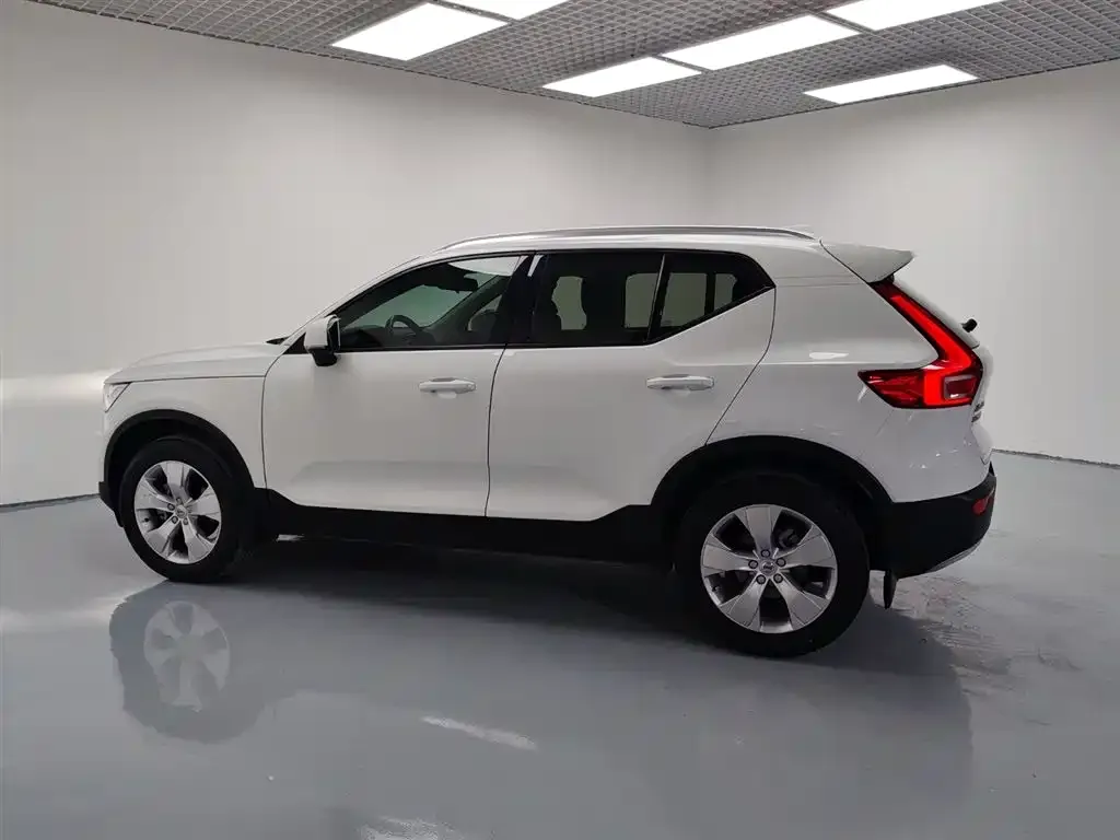 Volvo XC40 — фото 7