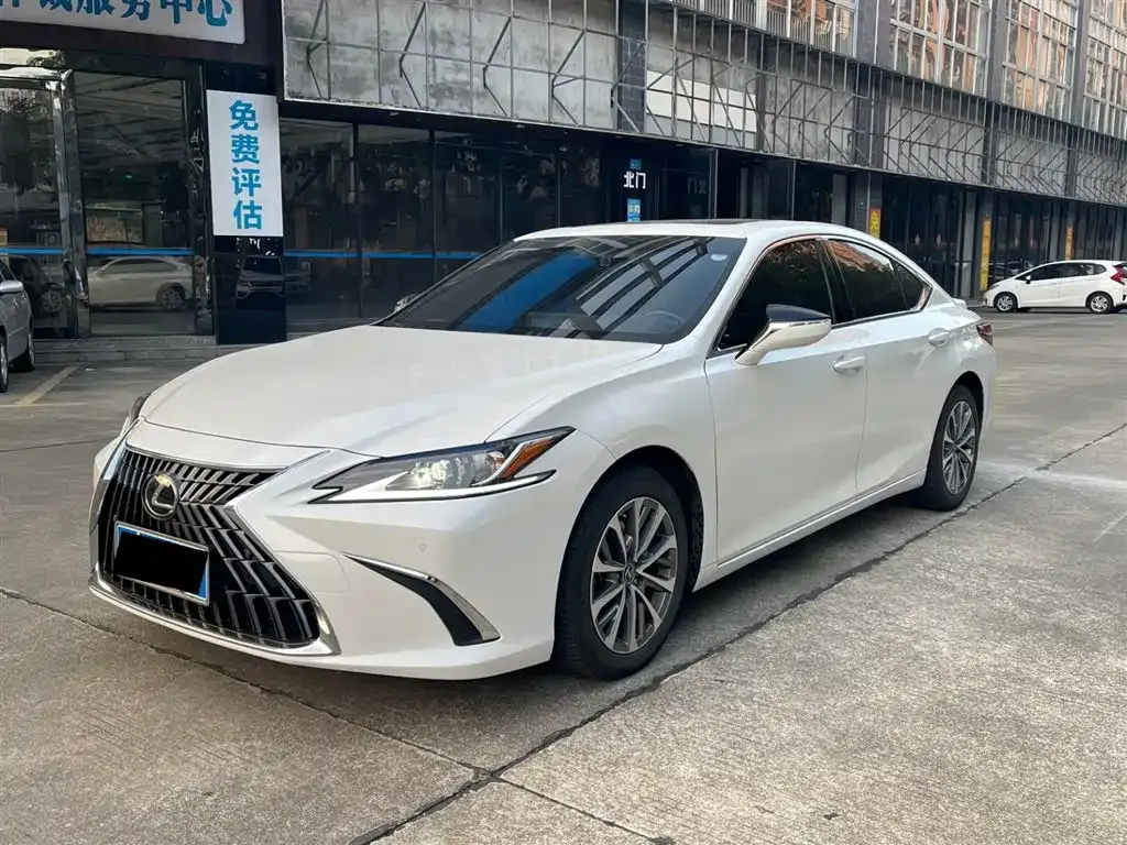 Lexus ES — фото 1