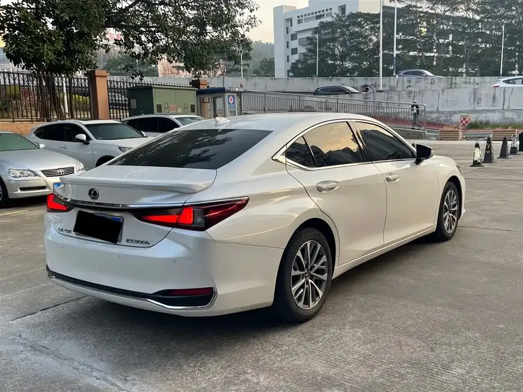 Lexus ES — фото 8