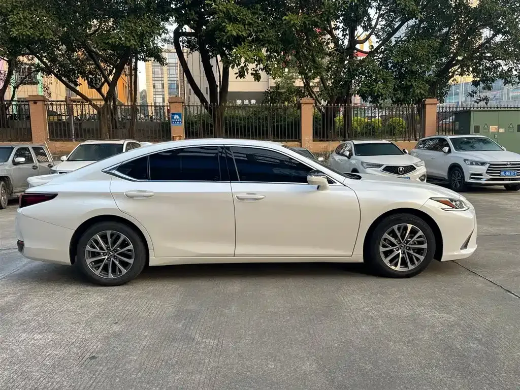 Lexus ES — фото 9