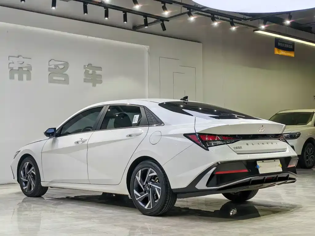 Hyundai Elantra — фото 6