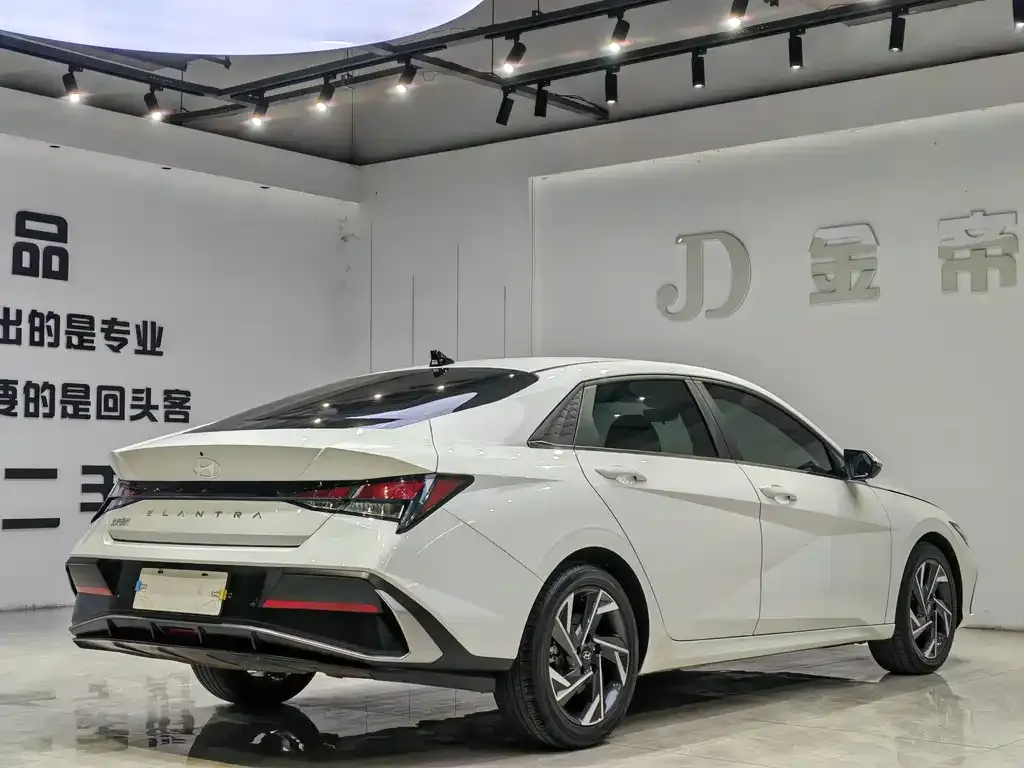 Hyundai Elantra — фото 4