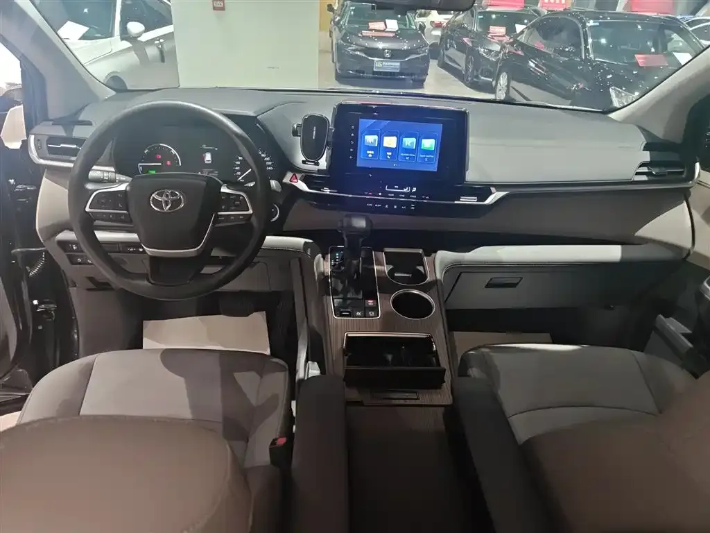 Toyota Granvia — фото 3