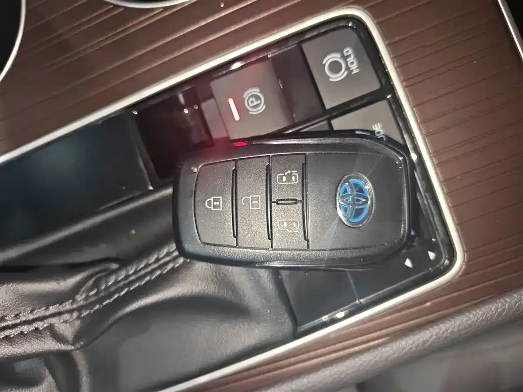 Toyota Granvia — фото 7