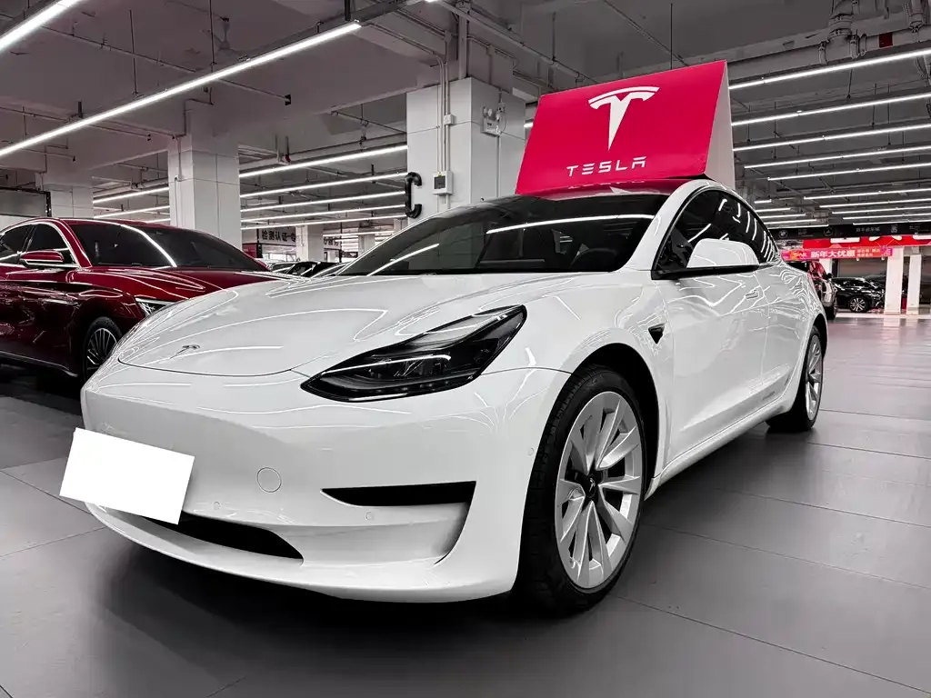 Tesla Model 3 — фото 1