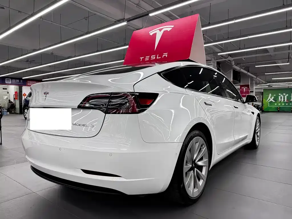 Tesla Model 3 — фото 9