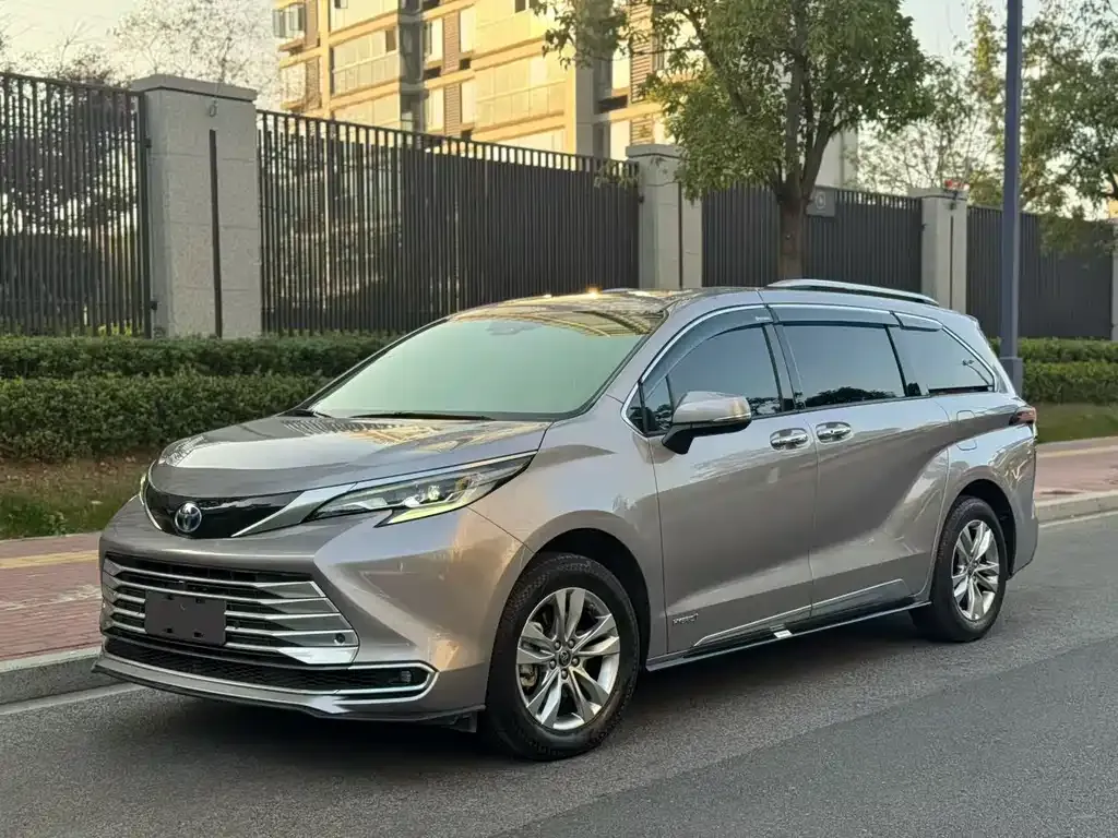 Toyota Sienna — фото 1