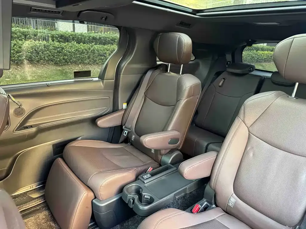 Toyota Sienna — фото 10