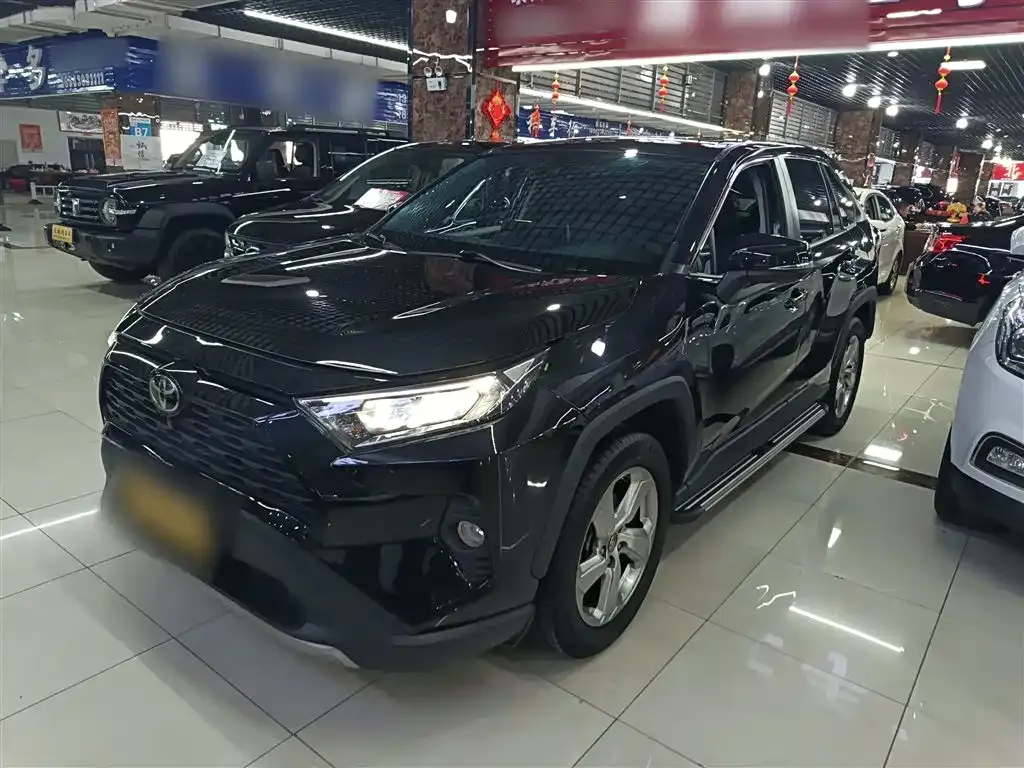 Toyota RAV4 — фото 1