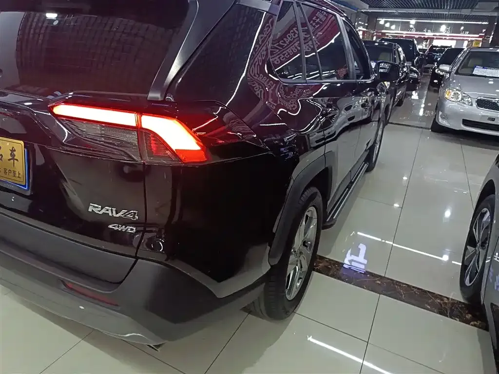 Toyota RAV4 — фото 5