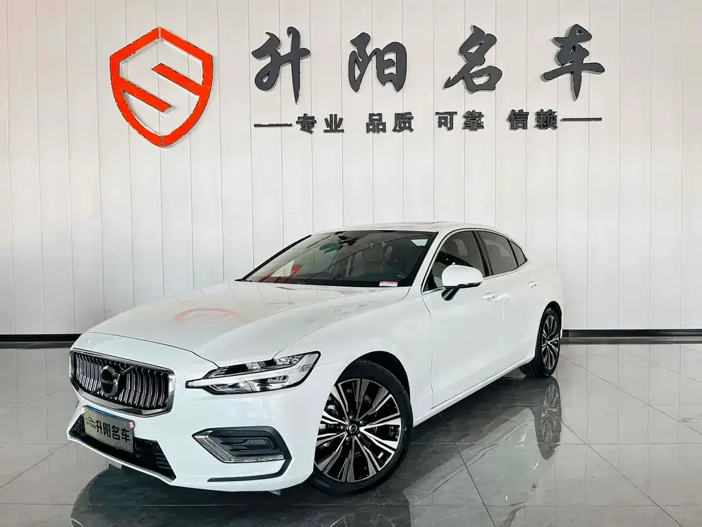 Volvo S60 — фото 1