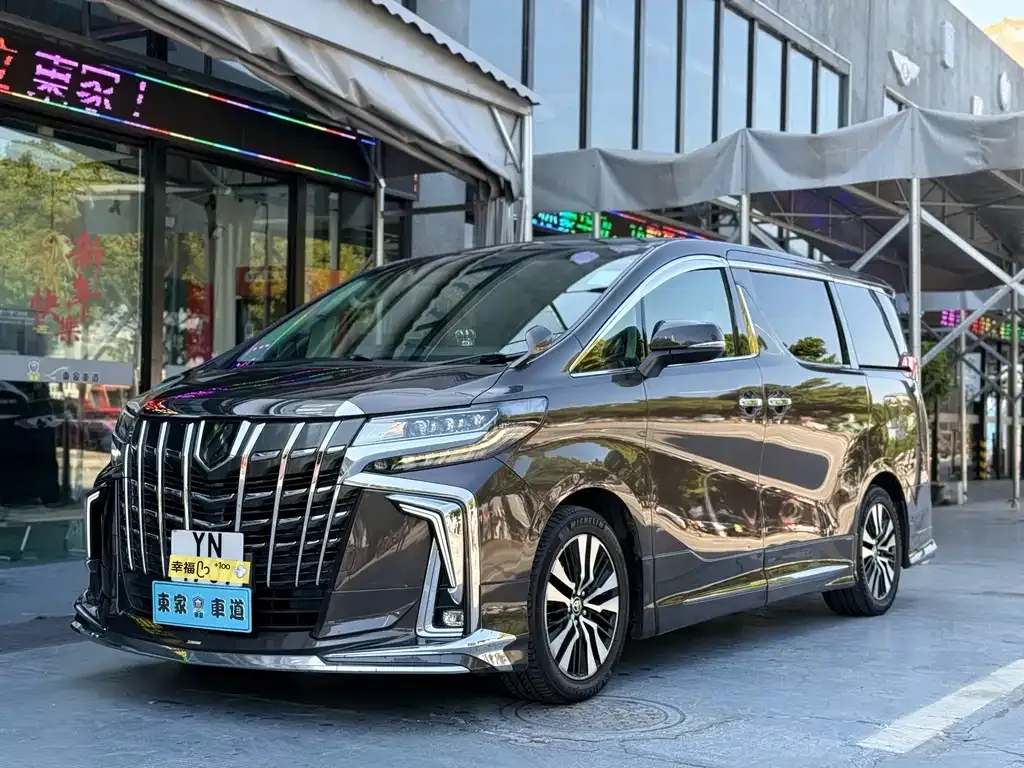 Toyota Alphard — фото 1