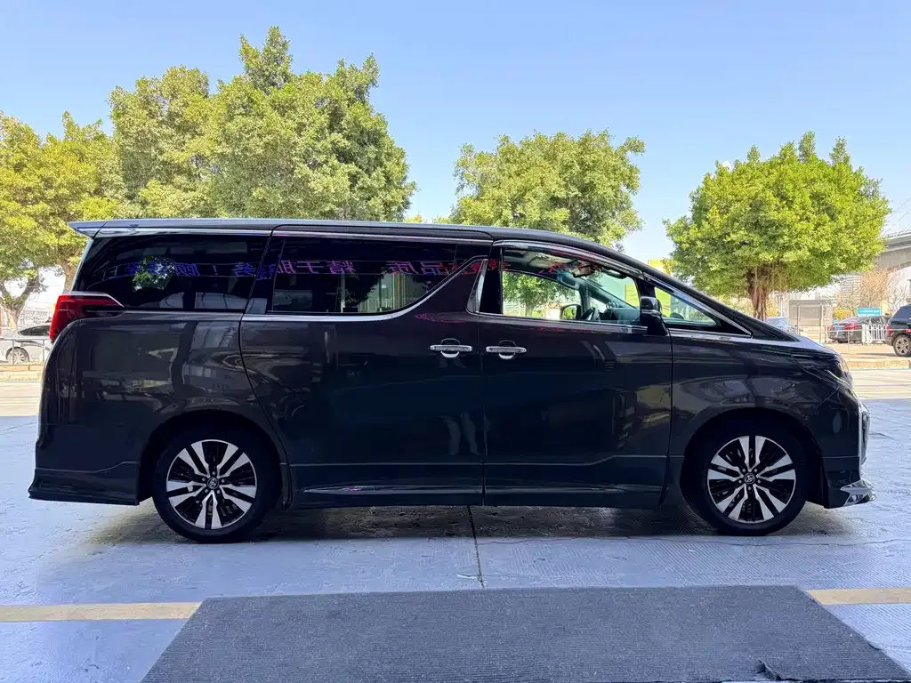 Toyota Alphard — фото 4