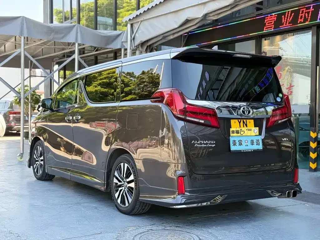 Toyota Alphard — фото 9