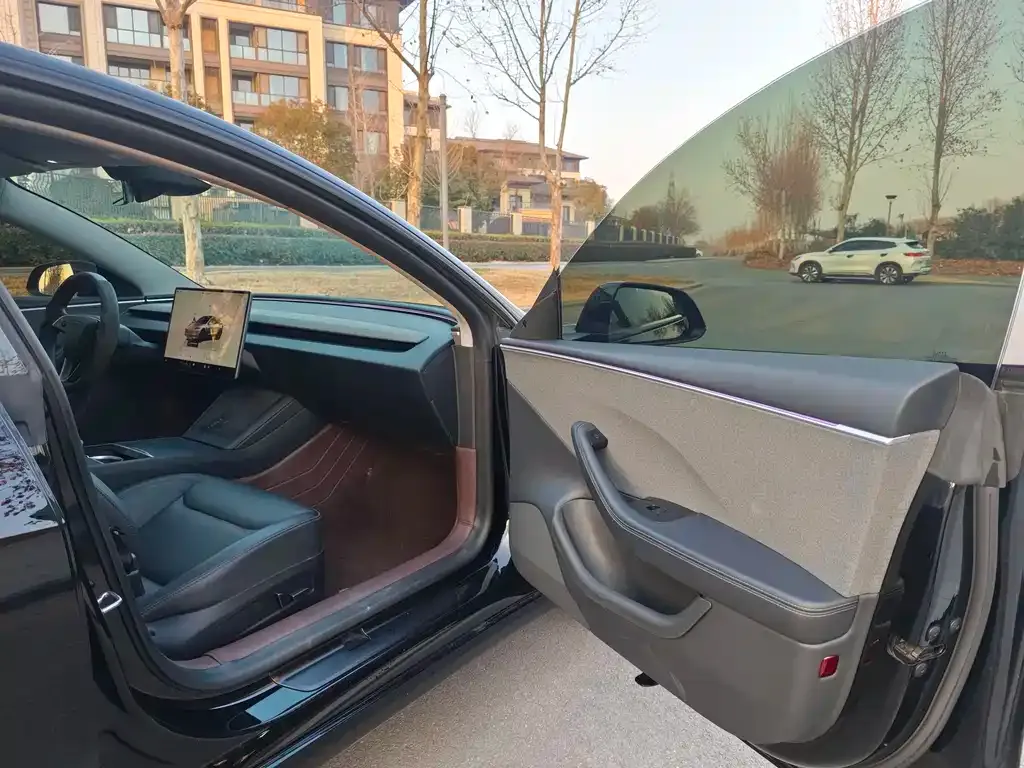 Tesla Model 3 — фото 4