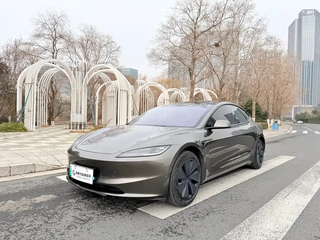 Tesla Model 3 — фото 1