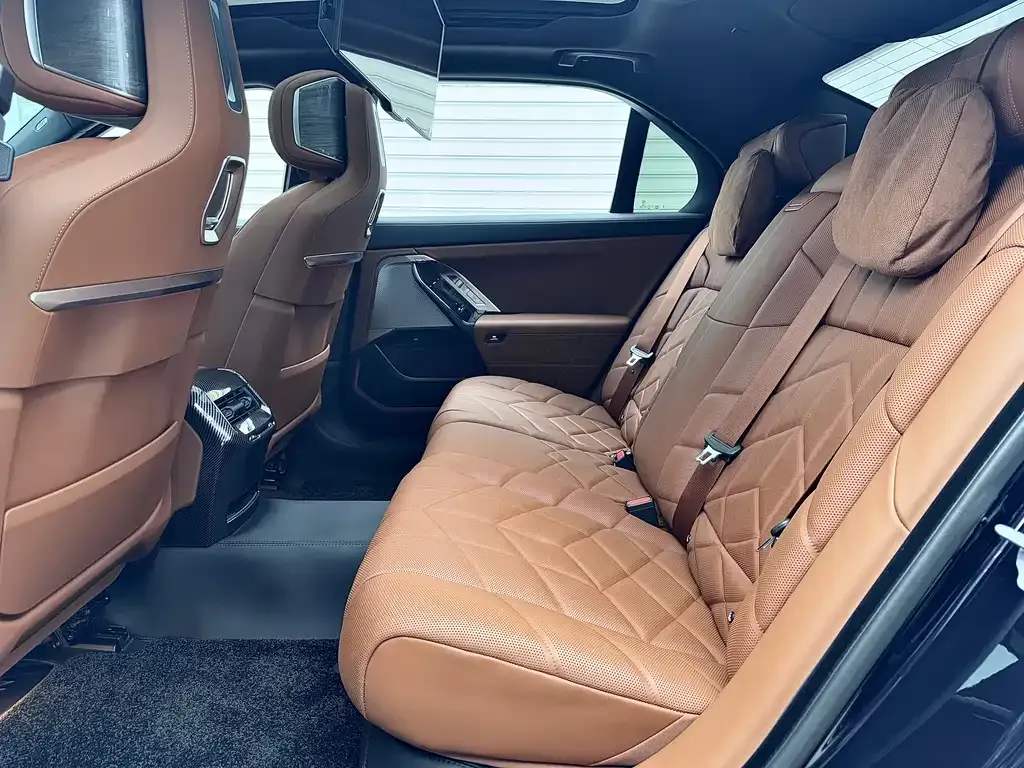BMW i7 — фото 7