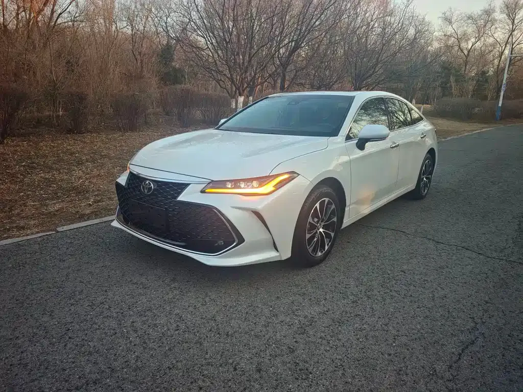 Toyota Avalon — фото 1