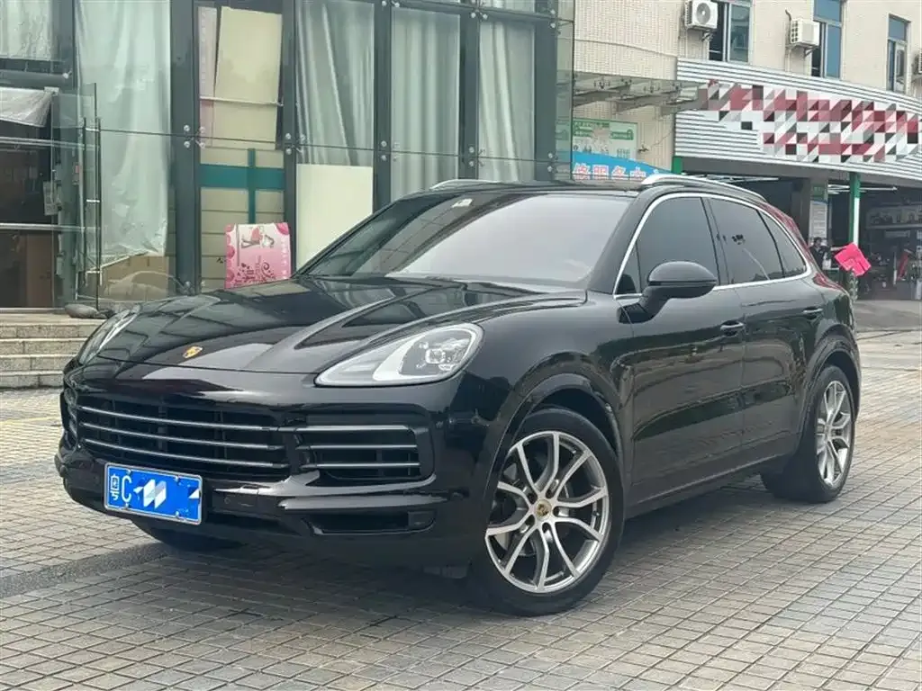 Porsche Cayenne — фото 1