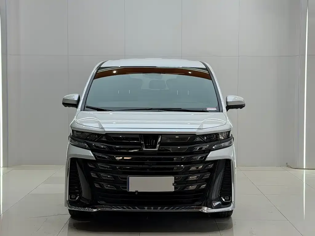 Toyota Vellfire — фото 1