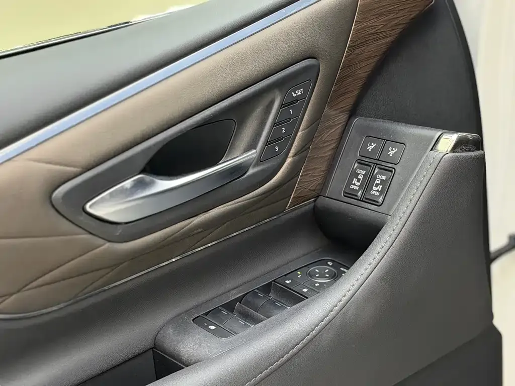 Toyota Vellfire — фото 9
