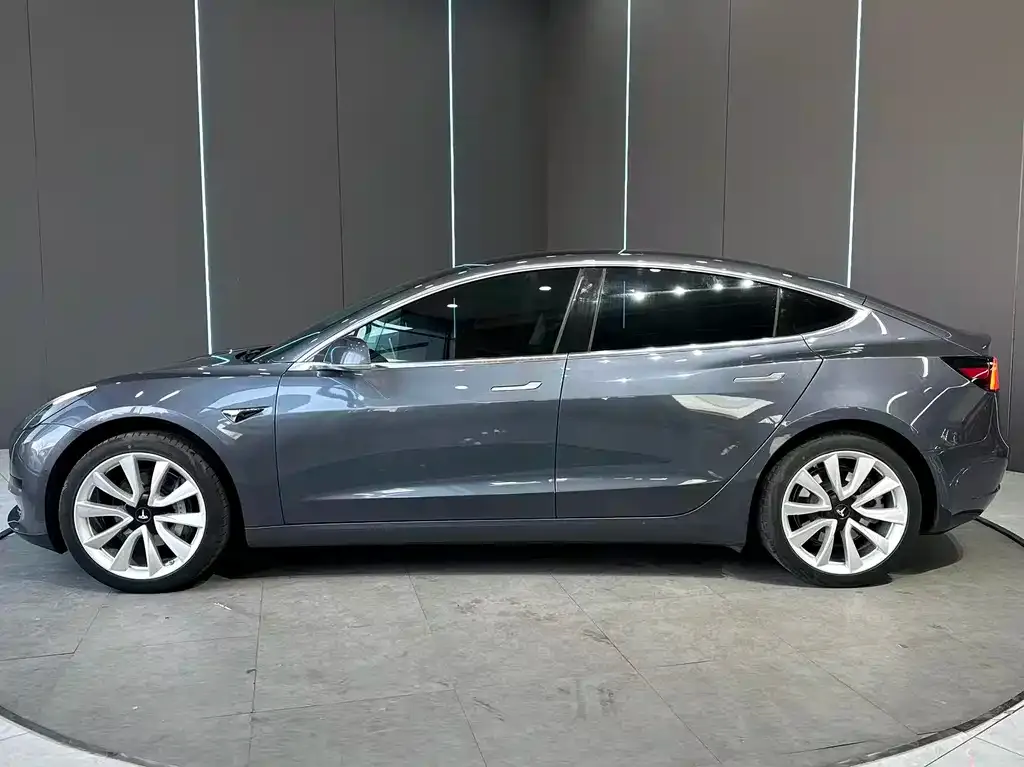 Tesla Model 3 — фото 4