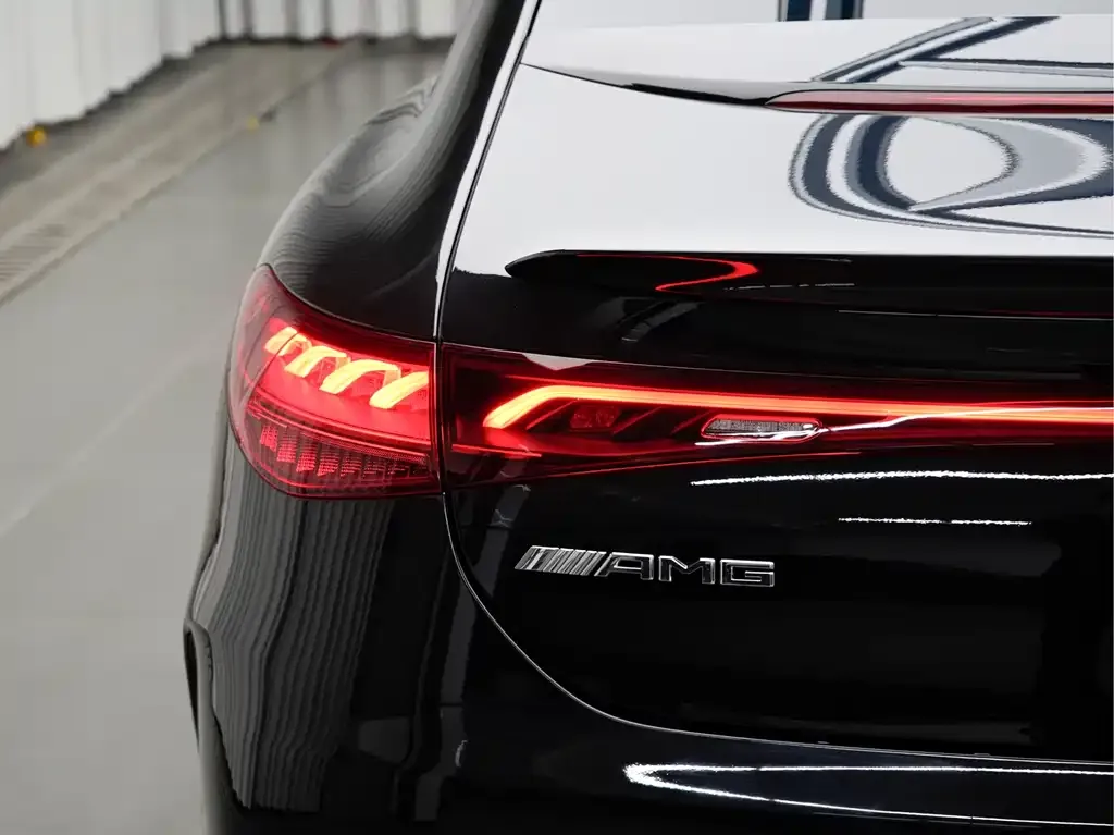 Mercedes-Benz EQE AMG — фото 4