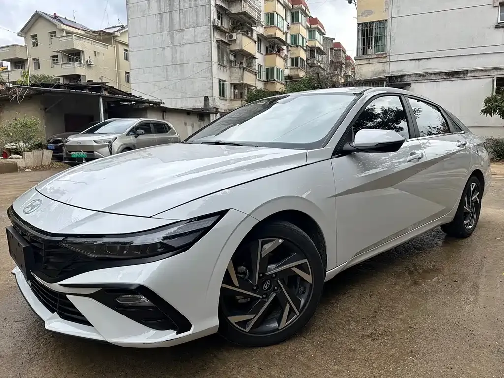 Hyundai Elantra — фото 1