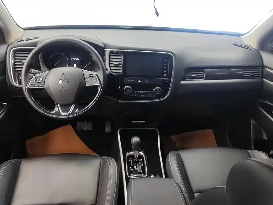 Mitsubishi Outlander — фото 10