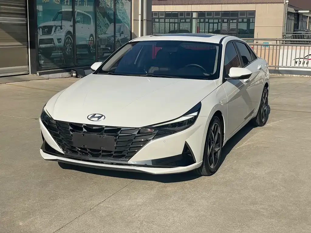 Hyundai Elantra — фото 1