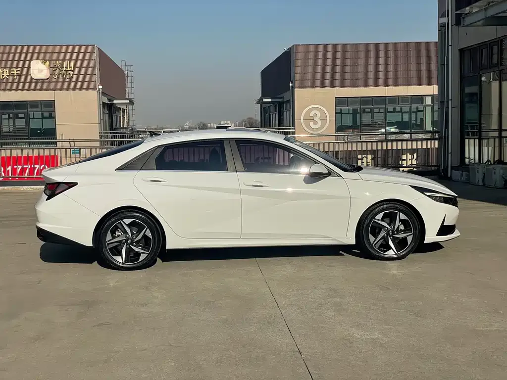 Hyundai Elantra — фото 10
