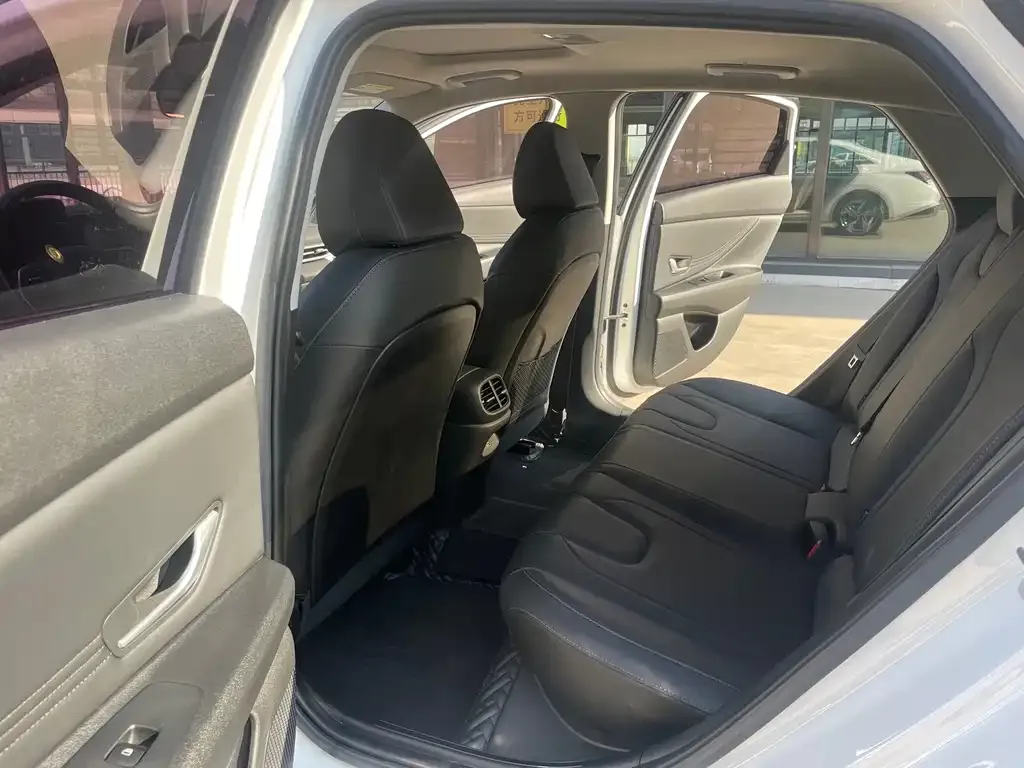 Hyundai Elantra — фото 2