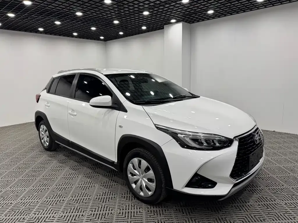 Toyota Yaris L — фото 1