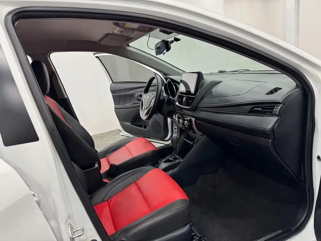 Toyota Yaris L — фото 4