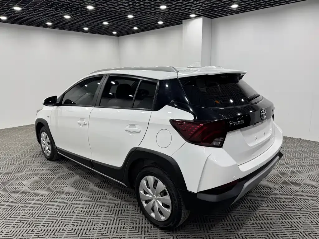 Toyota Yaris L — фото 9