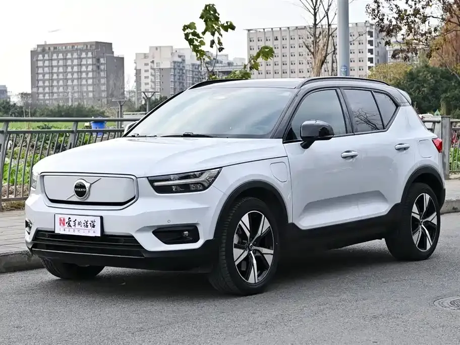 Volvo XC40 — фото 1