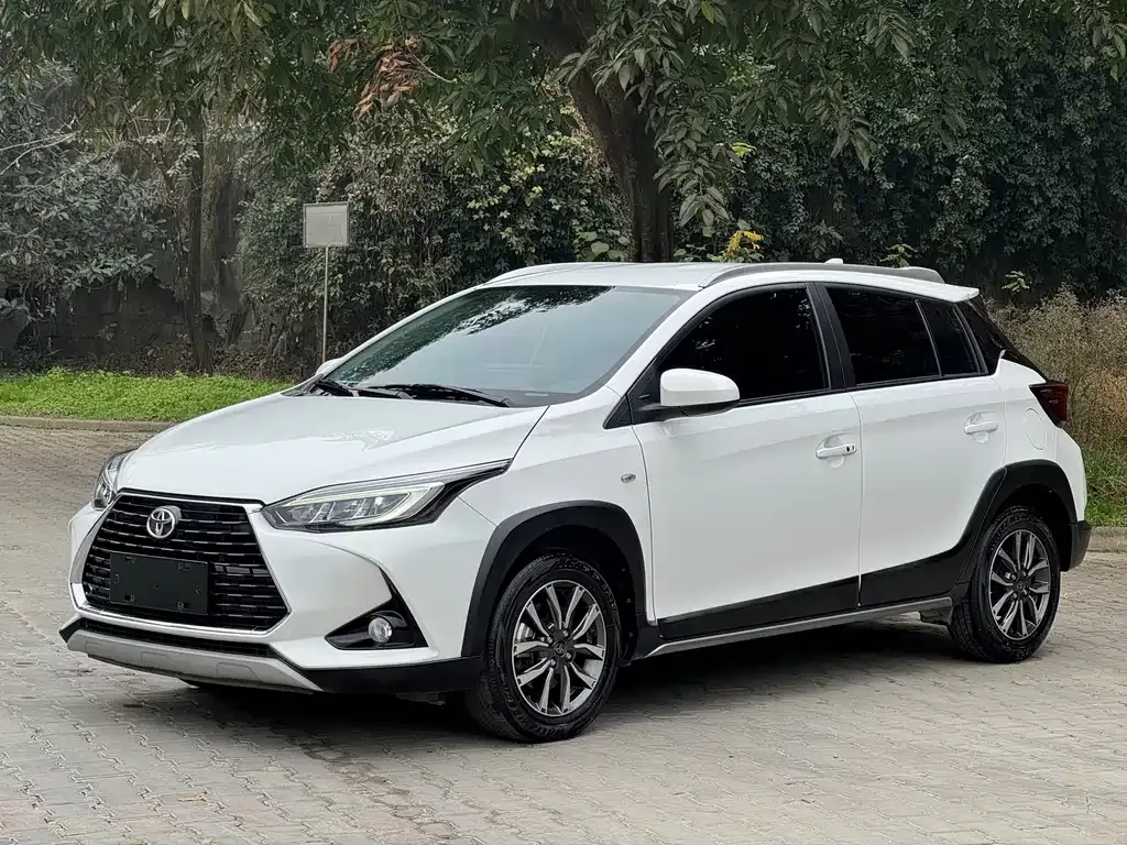 Toyota Yaris L — фото 1
