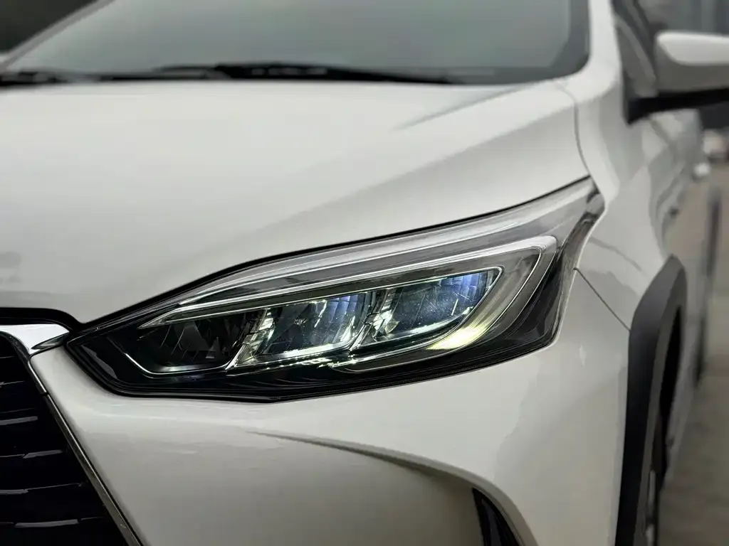 Toyota Yaris L — фото 2