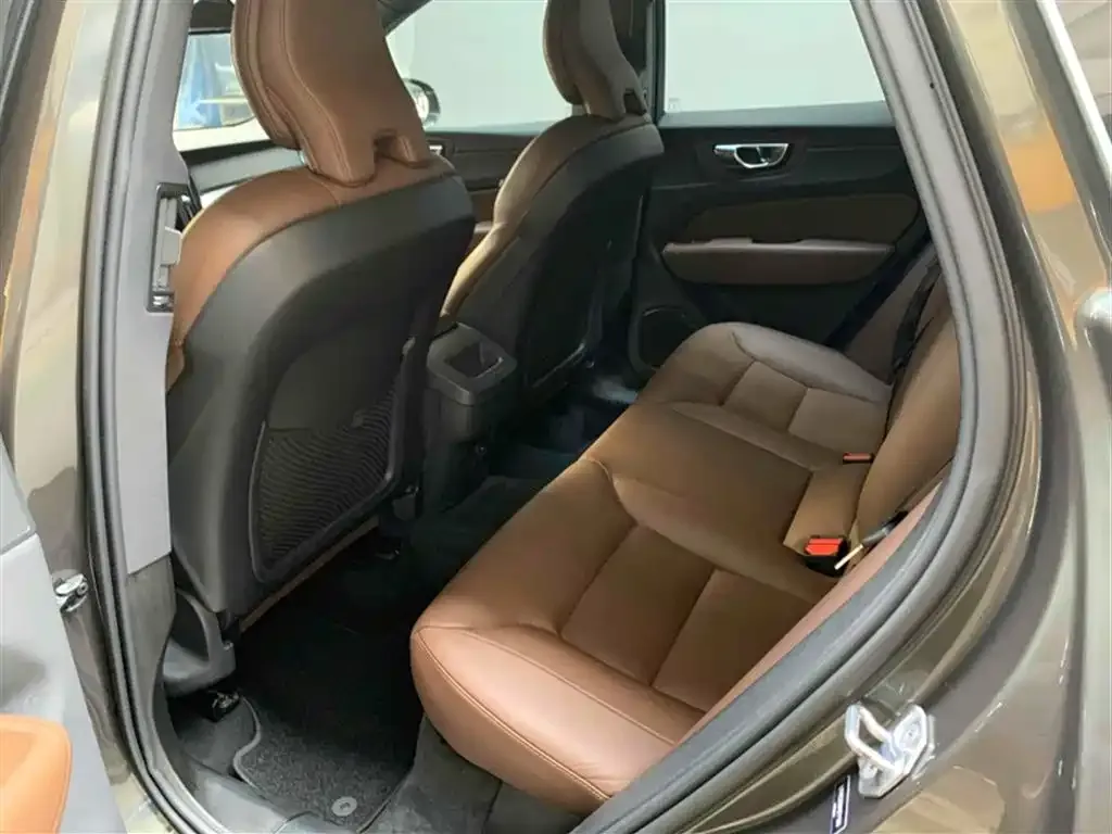 Volvo XC60 — фото 10