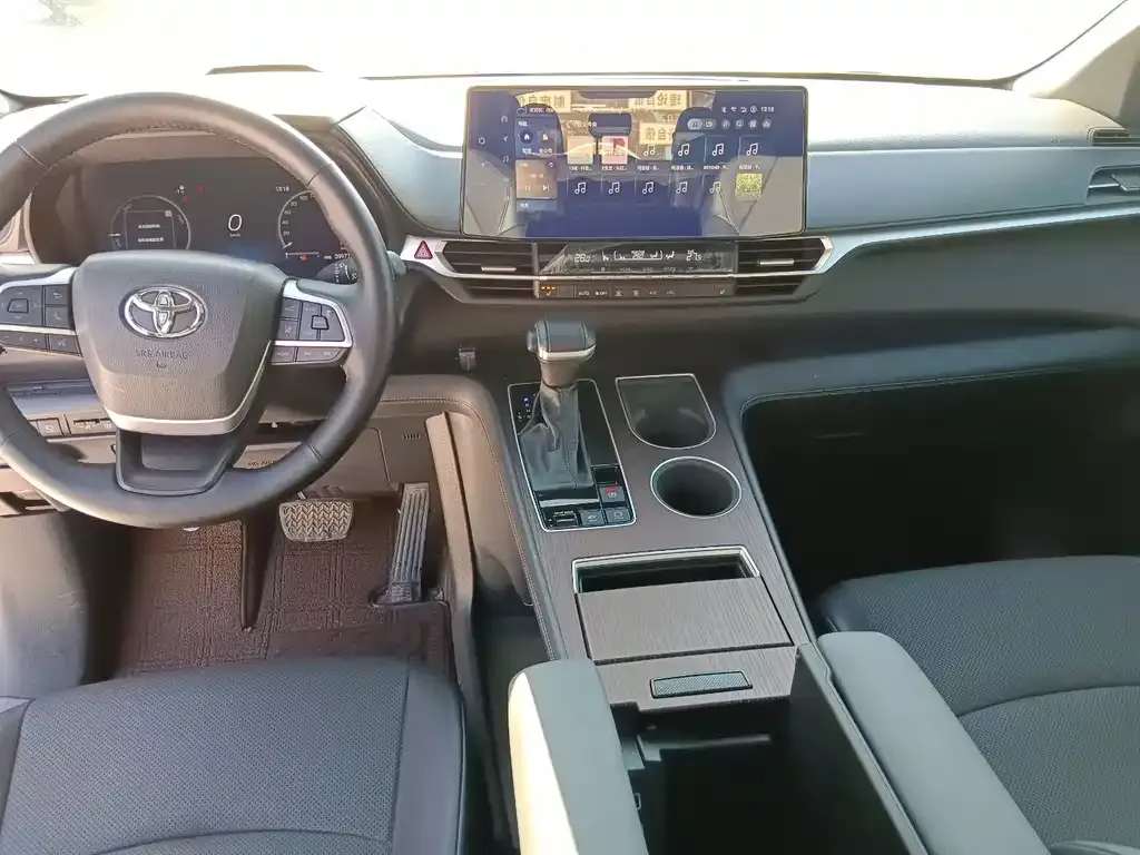 Toyota Granvia — фото 2