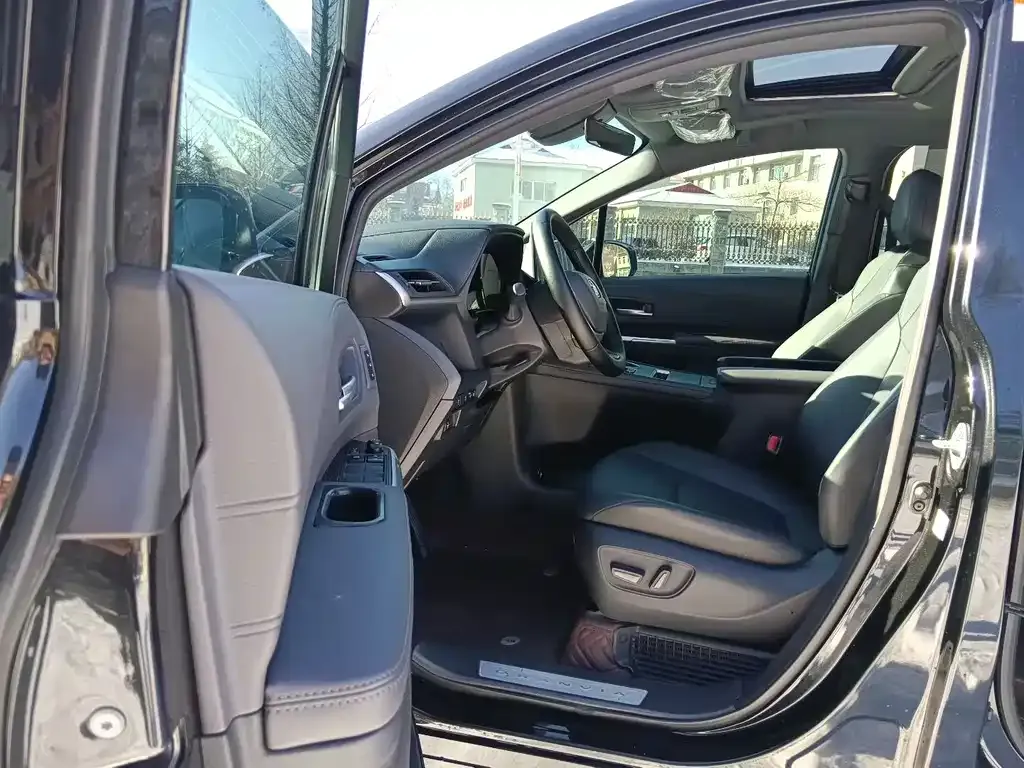 Toyota Granvia — фото 3