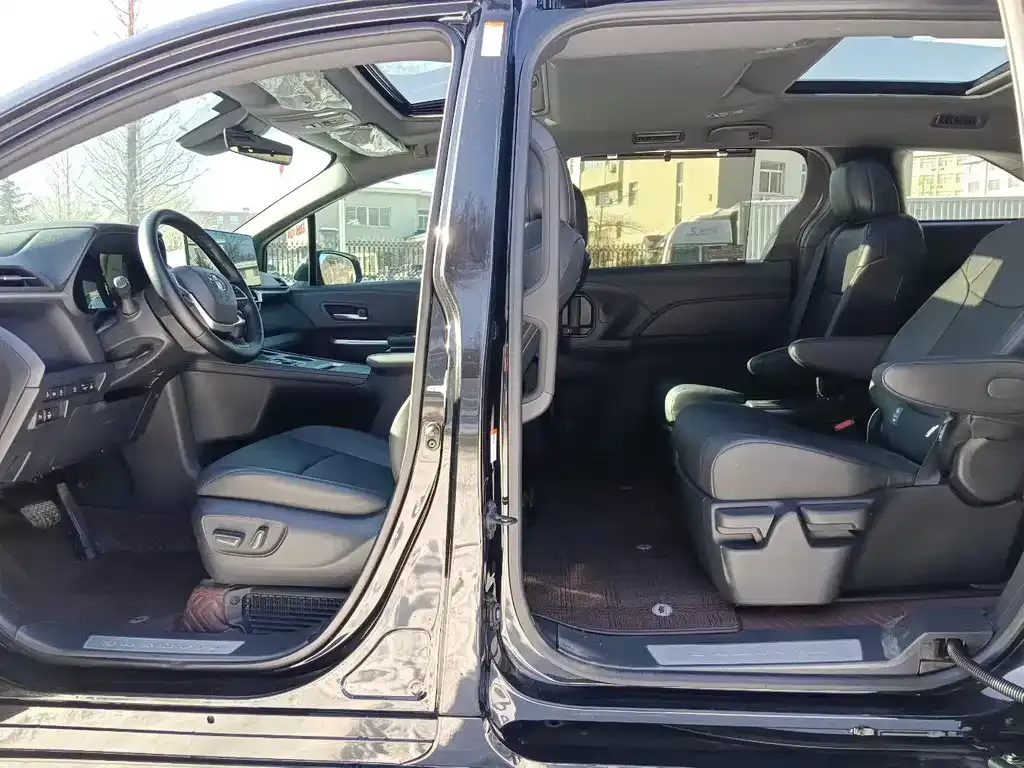 Toyota Granvia — фото 6
