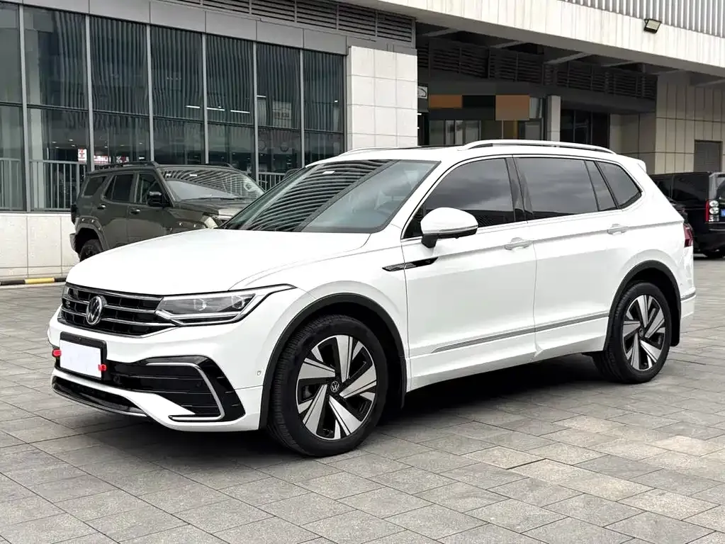 Volkswagen Tiguan L — фото 1