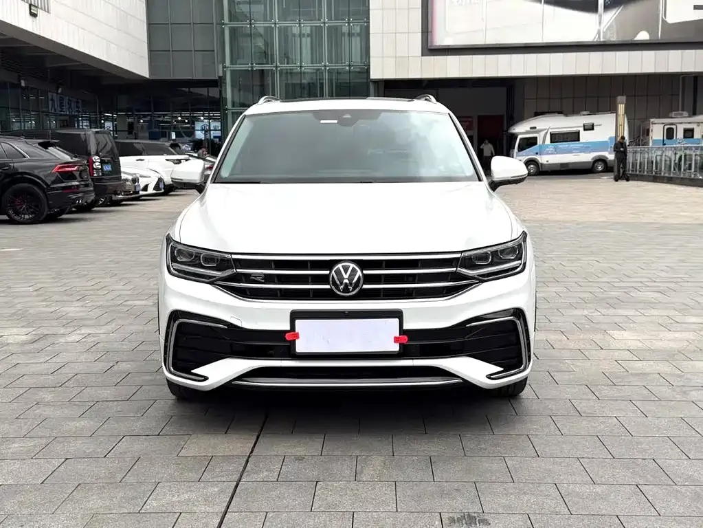 Volkswagen Tiguan L — фото 2