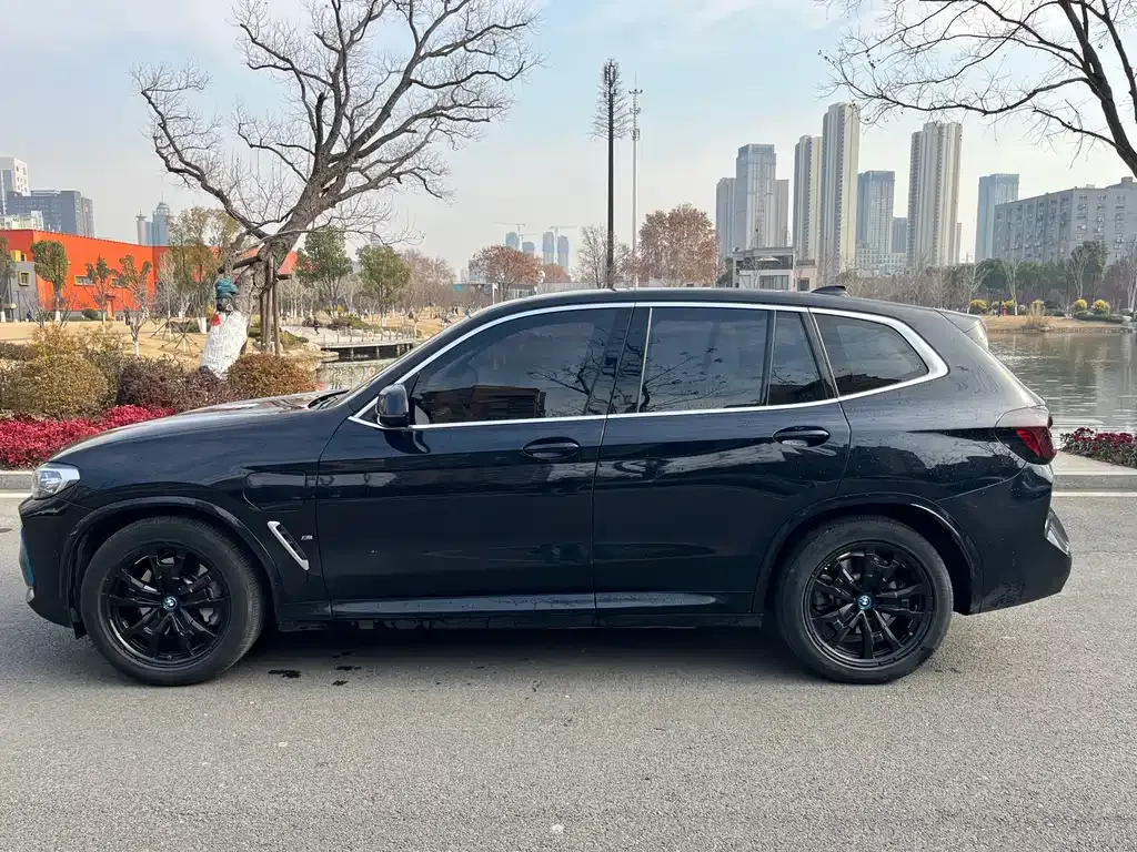 BMW iX3 — фото 9