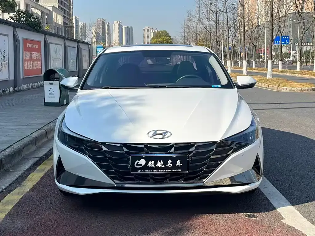 Hyundai Elantra — фото 1