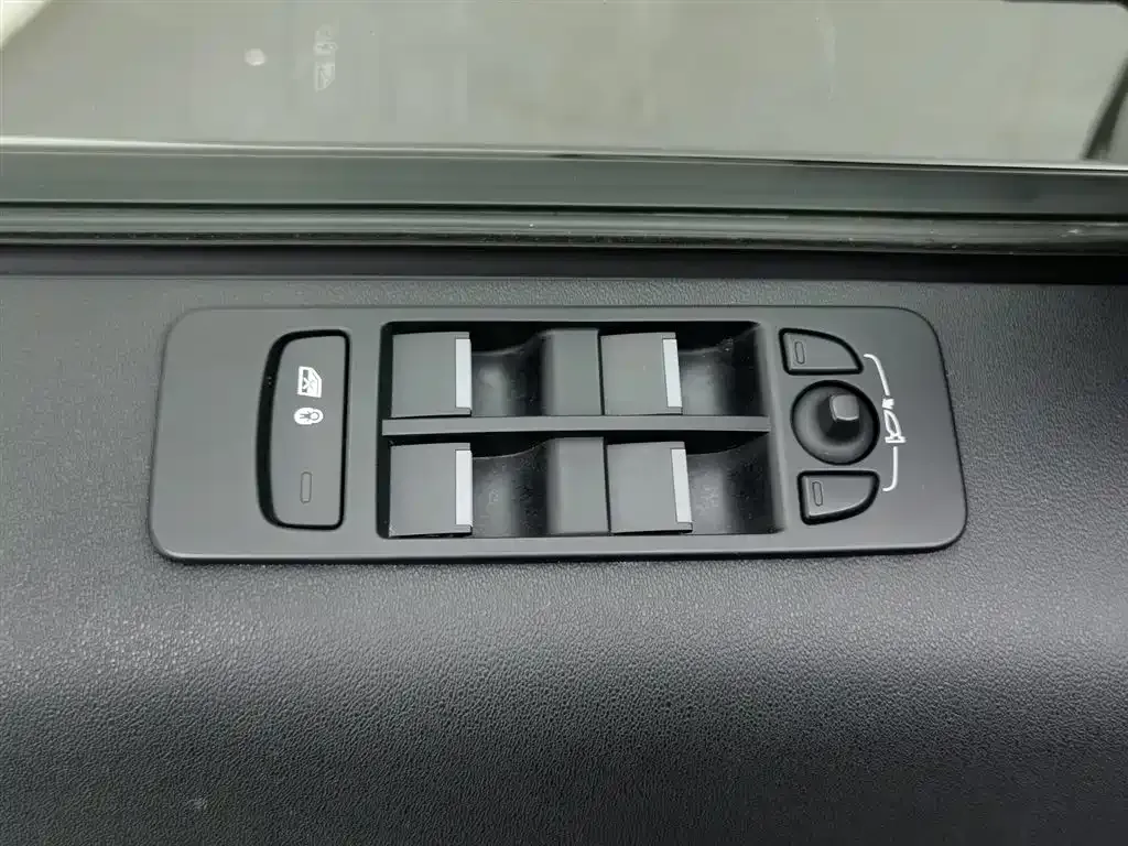 Land Rover Discovery Sport Hybrid — фото 8