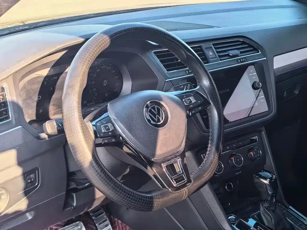 Volkswagen Tiguan L — фото 10