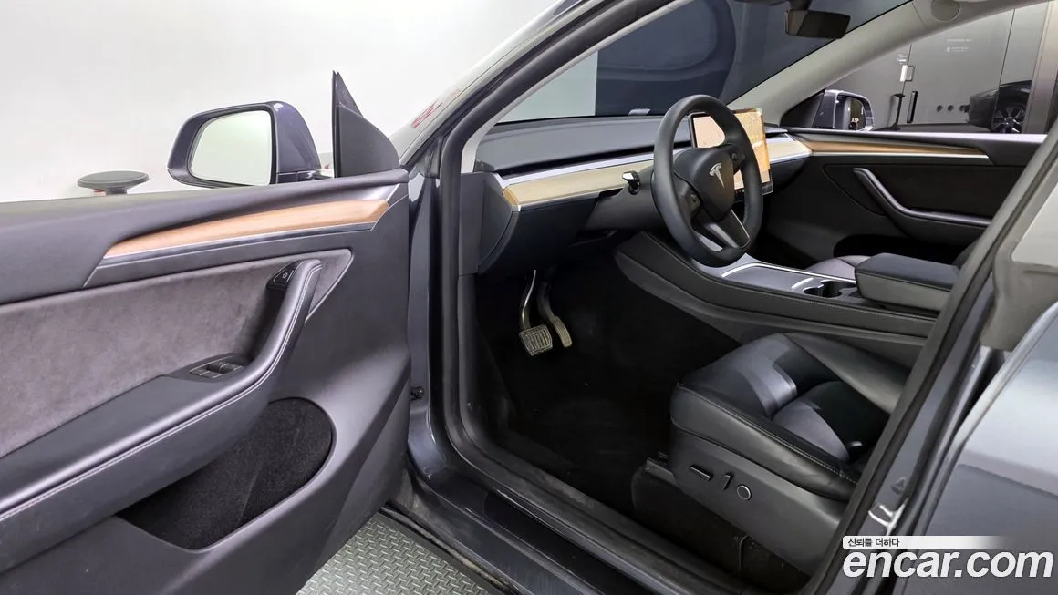 Tesla Model Y — фото 10