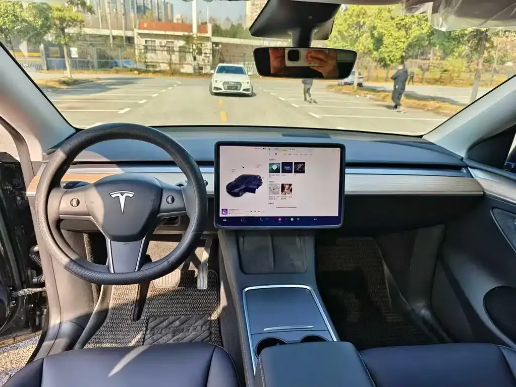 Tesla Model Y — фото 8
